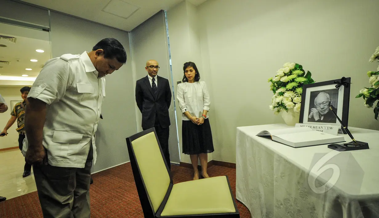 Ketua Umum Partai Gerindra, Prabowo Subianto memberikan salam hormat ketika melihat foto Mantan Perdana Menteri Singapura Lee Kuan Yew, Kedubes Singapura, Jakarta, Kamis (26/3/2015). (Liputan6.com/Faizal Fanani)