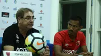 Robert Alberts (pelatih PSM) dan bek PSM, Zulkifli Syukur. (Bola.com/Abdi Satria)