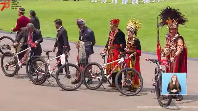 Putra bungsu Presiden Joko Widodo atau Jokowi, Kaesang Pangarep yang memakai pakaian adat Minahasa, Sulawesi Utara mendapat juara empat pakaian adat terbaik.