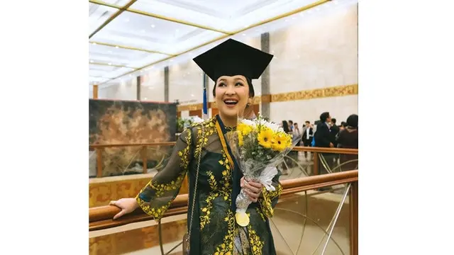 Resmi Sarjana, Ini 6 Potret Cantik Agatha Pricilla saat Wisuda