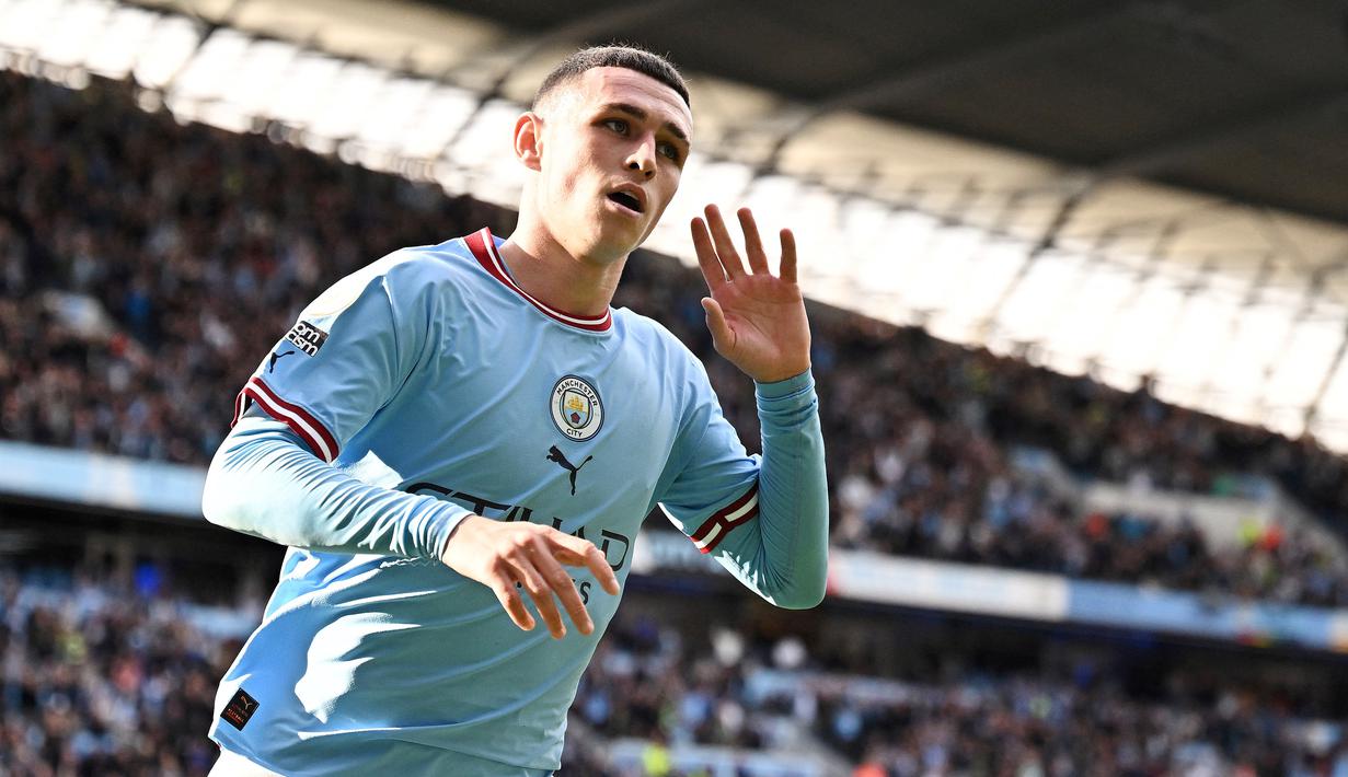 Pemain Manchester City, Phil Foden, melakukan selebrasi setelah mencetak gol ke gawang Southampton pada laga Liga Inggris di Stadion Etihad, (8/10/2022). Pemain lulusan akademi Manchester City berusia 22 tahun ini merupakan satu di antara amunisi andalan Pep Guardiola. Phil Foden memiliki harga mencapai 110 juta pounds. (AFP/Oli Scarff)