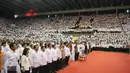 Ratusan guru menghadiri acara Peringatan Hari Guru Nasional 2015, Istora Senayan, Jakarta, Selasa (24/11). Peringatan hari guru tahun ini mengangkat tema 'Guru Mulia Karena Karya'. (Liputan6.com/Faizal Fanani)