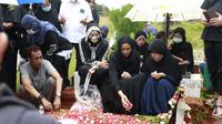 Pemakaman Ibu Kalina Ocktaranny (Muhammad Akrom Sukarya/KapanLagi.com)