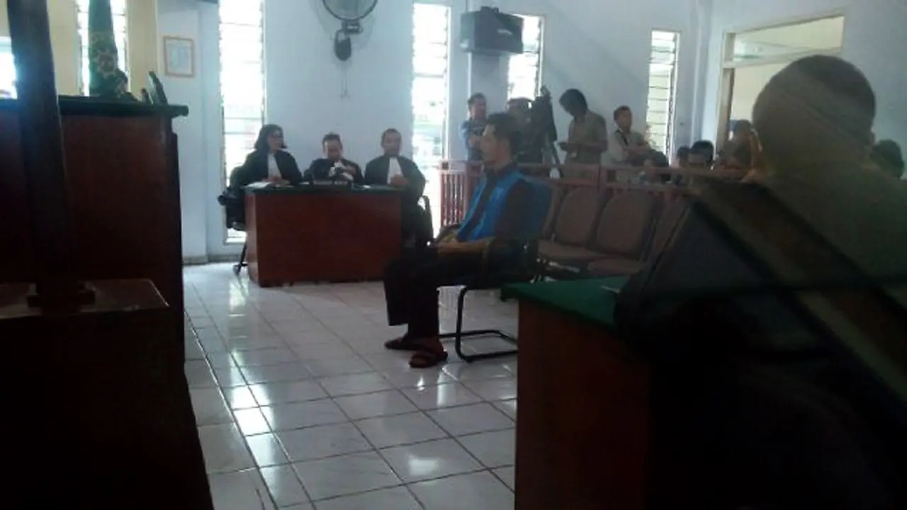 Fidelis Arie Sudewarto saat menghadiri sidang di Pengadilan Negeri Sanggau, Kalbar, Rabu, 2 Agustus 2017. (Foto: Istimewa/Liputan6.com/Raden AMP)