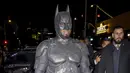 Diddy, rapper asal Amerika pun tampil tak tanggung-tanggung. Ia memilih menjadi Batman dengan kostum lengkapnya beserta penutup kepala yang berwarna hitam. [Foto: Instagram/justjared]