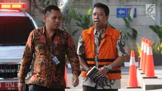 Anggota DPR RI nonaktif Muhammad Romahurmuziy (kanan) tiba di Gedung KPK, Jakarta, Rabu (24/7/2019). Romy diperiksa sebagai tersangka terkait dugaan menerima suap dalam jual beli jabatan di Kemenag Jawa Timur. (merdeka.com/Dwi Narwoko)