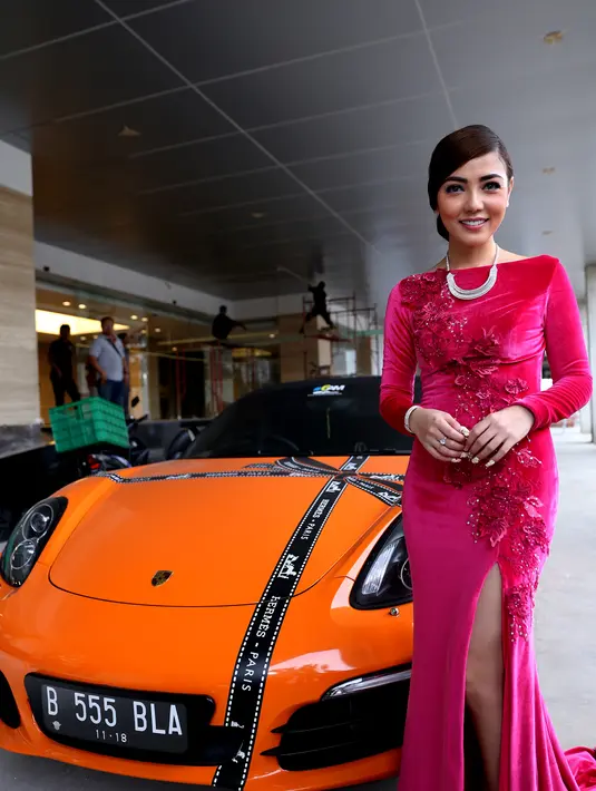 Ketika kecantikan abadi Bella Shofie dipadu dengan mobil mewah. (Wimbarsana/Bintang.com)