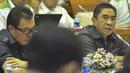Elvyn G Masassya (kanan) memberikan penjelasan saat Rapat Dengar Pendapat dengan Komisi IX DPR RI, Jakarta, Senin (26/1/2015). (Liputan6.com/Andrian M Tunay)