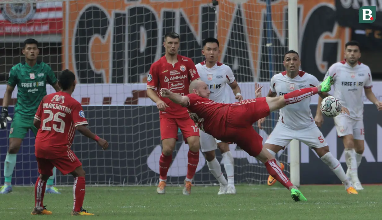 <p>Pemain Persija Jakarta, Michael Krmencik (tengah) berusaha mencetak gol ke gawang Persis Solo dalam laga pekan ke-2 BRI Liga 1 2022/2023 antara Persija Jakarta melawan Persis Solo di Stadion Patriot Candrabhaga, Bekasi, Minggu (31/7/2022) sore WIB. (Bola.com/Ikhwan Yanuar)</p>