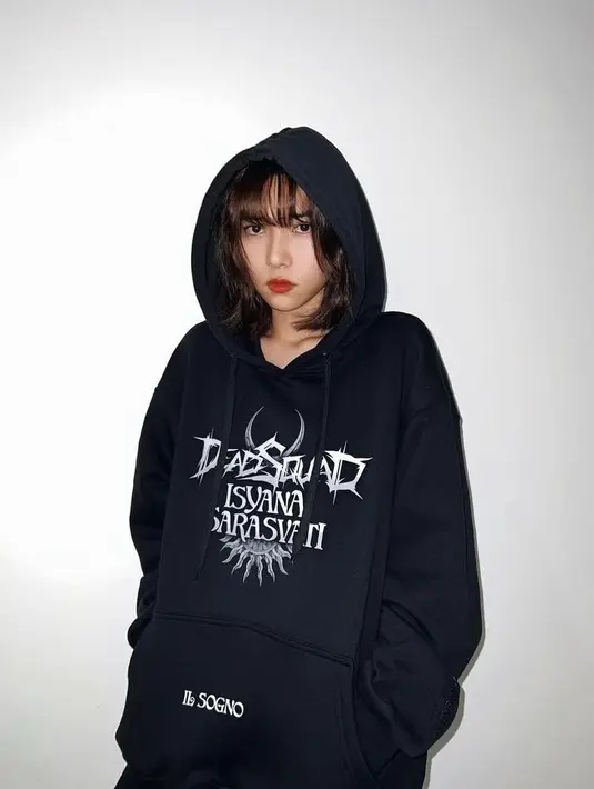 Lihat saja bagaimana penampilan Isyana dalam potret satu ini. Berpose memakai hoodie serba hitam, banyak netizen yang menyebutnya mirip Lisa BLACKPINK. Setuju enggak? (Instagram/isyanasarasvati).