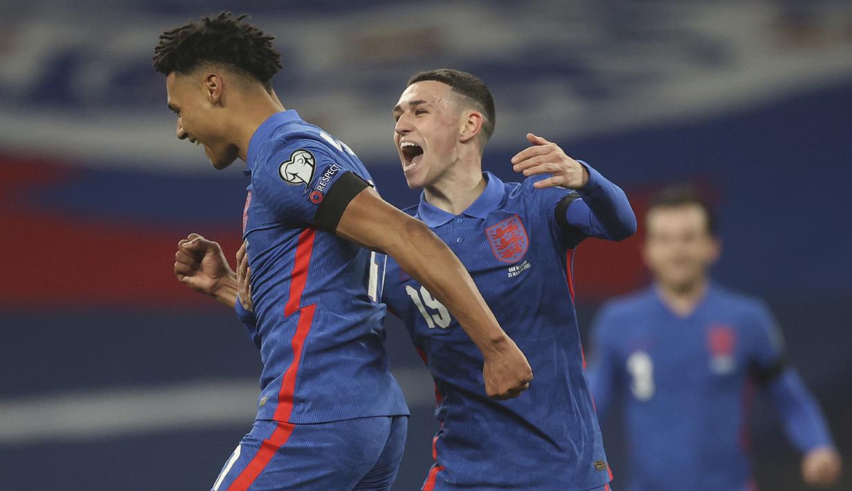 Striker Inggris, Ollie Watkins (kiri) melakukan selebrasi usai mencetak gol kelima Inggris ke gawang San Marino dalam laga Kualifikasi Piala Dunia 2022 Zona Eropa Grup I di Wembley Stadium, London, Kamis (25/3/2021). Inggris menang 5-0 atas San Marino. (AP/Carl Recine/Pool)