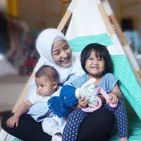 "Sudah bebas mau berkarya kemana-mana kan enak nggak usah ngurusin bayi. Jadi batasnya umur 25, sudah itu nggak mau punya bayi lagi," lanjut pemeran Nirvana dalam sinetron Kupinang Kau dengan Bismillah itu. (Instagram/natasharizkynew)