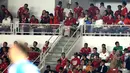 Presiden RI, Joko Widodo (tengah) ditemani cucunya Jan Ethes (tengah kanan) saat menyaksikan laga FIFA Matchday antara Timnas Indonesia melawan Timnas Argentina di Stadion Utama Gelora Bung Karno (SUGBK), Senayan, Jakarta, Senin (19/06/2023). (Bola.com/Bagaskara Lazuardi)