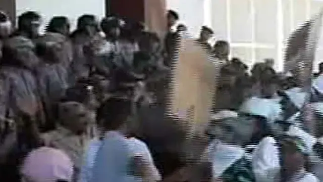 Demo Pengungsi Pelauw Ricuh