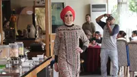 Perpaduan batik dan pasley dalam busana Muslim. (Liputan6.com/Reza Kuncoro)