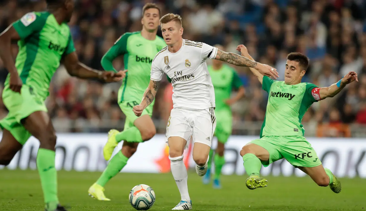 Gelandang Real Madrid, Toni Kroos  mencoba menghindari hadangan pemain Leganes pada pekan ke-11 La Liga 2019-2020 di Santiago Bernabeu,, Rabu (30/10/2019). Real Madrid tanpa ampun menghajar tamunya Leganes, 5-0. (AP/Bernat Armangue)