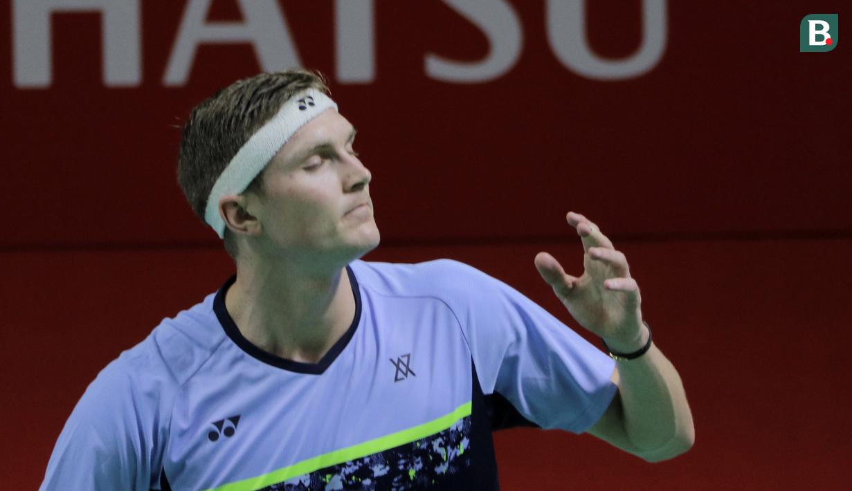 Unggulan pertama sekaligus peringkat 1 BWF, Viktor Axelsen melaju mulus ke babak perempatfinal Turnamen Bulu tangkis Daihatsu Indonesia Masters 2022 usai memenangi laga di babak 16 besar atas wakil Cina Taipei, Wang Tzu Wei di Istora Senayan, Jakarta, Kamis (9/6/2022). (Bola.com/Ikhwan Yanuar)