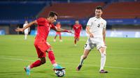 Pemain Timnas Indonesia U-24, Egy Maulana Vikri (kiri), mengontrol bola dan berusaha melewati hadangan&nbsp;pemain Kirgistan dalam laga Grup F Asian Games 2022 yang digelar di Zhejiang Normal University East Stadium, Jinhua, China, Selasa (19/9/2023) malam WIB. (Dok. NOC Indonesia)