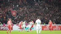 Pendukung Persija Jakarta bernyanyi untuk memberikan dukungan kepada timnya saat laga terakhir BRI Liga 1 2022/2023 antara Persija Jakarta melawan PSS Sleman di Stadion Utama Gelora Bung Karno (SUGBK), Senayan, Jakarta, Sabtu (15/04/2023). (Bola.com/Bagaskara Lazuardi)