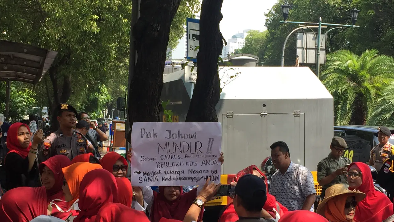 aksi emak-emak di KPU, Jl Imam Bonjol, Jakarta Pusat (Senin. 3-9-2019)