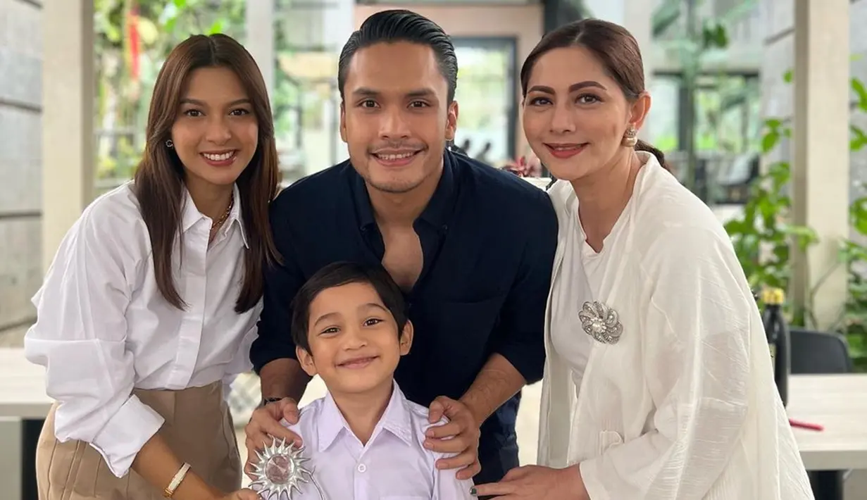 Berperan sebagai Bryan di Takdir Cinta yang Kupilih, diketahui sinetron tersebut merupakkan sinetron ketiga yang dibintangi Darren sepanjang kariernya. Jadi artis termuda di Takdir Cinta yang Kupilih, artis cilik kelahiran 26 September 2017 ini tentunya sudah dianggap anak sendiri oleh para artis senior. Cut Keke pun ungkap rasa bangganya atas pencapaian artis cilik yang tengah naik daun itu. (Liputan6.com/IG/@darrenronaldy_real)