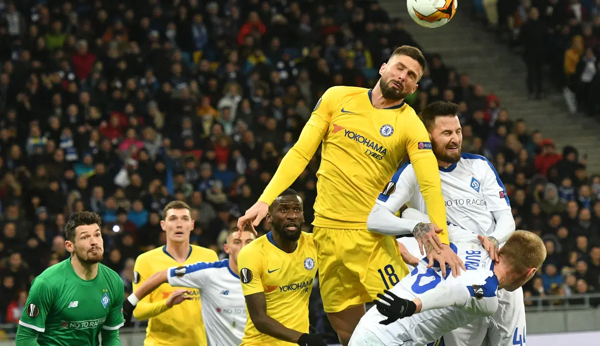 Duel udara yang dilakukan Olivier Giroud pada leg kedua, babak 16 besar Liga Europa yang berlangsung di Stadion Stamford Bridge, London, Jumat (15/3). Chelsea menang 5-0 atas Dynamo Kiev. (AFP/ Sergei Supinski)