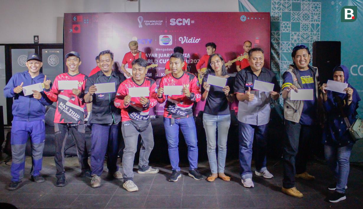 Penonton mendapatkan hadiah saat nonton bareng  matchday ketiga grup F Kroasia Vs Belgia di 15 th Park, Kemang. Jakarta Selatan, Kamis (01/12/2022). (Bola.com/Rizky Aufaniam)