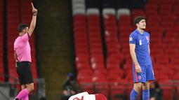 Bek Inggris, Harry Maguire, mendapat kartu merah saat pertandingan melawan Denmark pada laga UEFA Nations League di Stadion Wembley, Kamis (15/10/2020). Denmark menang dengan skor 1-0. (Daniel Leal-Olivas/Pool via AP)