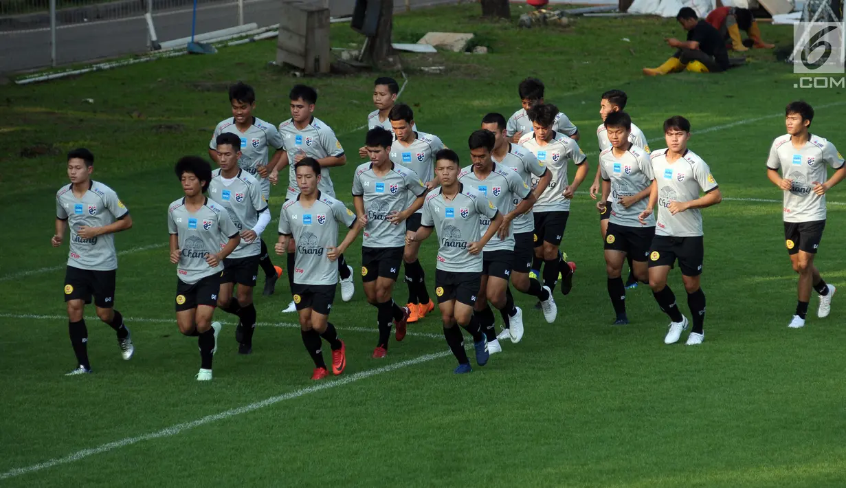Pemain Timnas Thailand U-23 berlari jelang latihan di Lapangan B Kompleks GBK, Jakarta, Selasa (29/5). Timnas Thailand U-23 akan melakoni laga uji coba melawan Timnas Indonesia U-23 pada 31 Mei dan 3 Juni mendatang. (Liputan6.com/Helmi Fithriansyah)