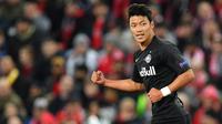 Gelandang Salzburg, Hwang Hee-Chan, merayakan gol yang dicetaknya ke gawang Liverpool pada laga Liga Champions di Stadion Anfield, Liverpool, Rabu (2/10). Liverpool menang 4-3 atas Salzburg. (AFP/Paul Ellis)