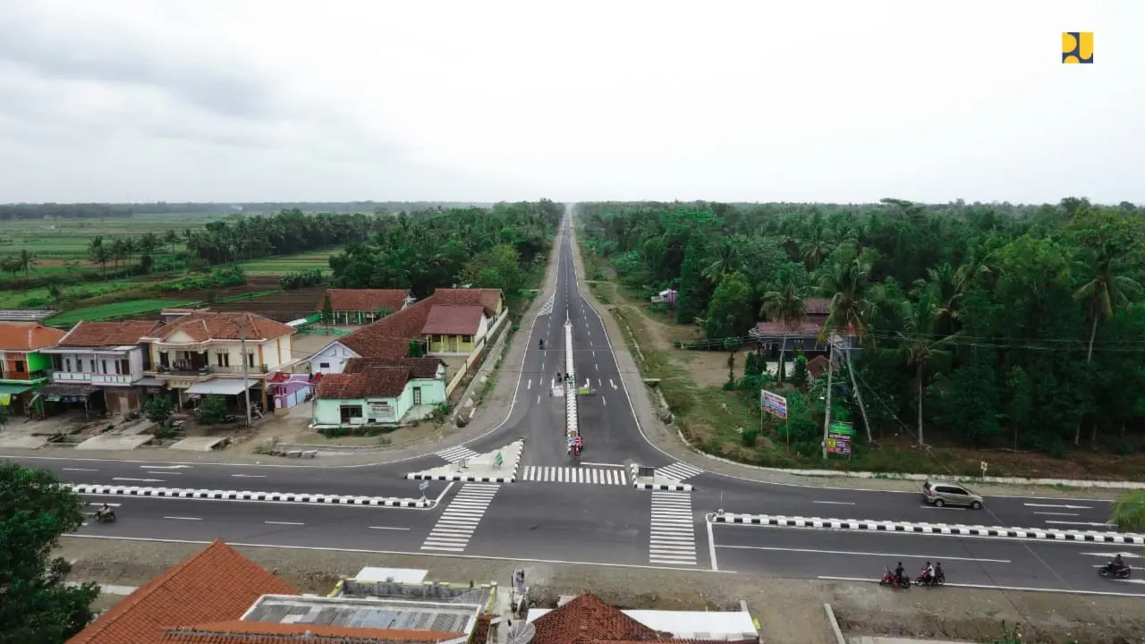 Perbaikan Jalan Nagreg-Rajapolah, Jawa Barat, mulai dari Km 43,2 hingga Km 92,2 dengan skema Padat Karya Tunai (PKT)