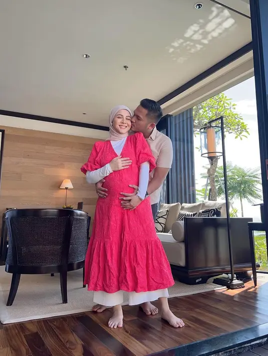 Pasangan yang menikah pada Februari 2021 ini diketahui tengah lakukan babymoon di Bali. Keduanya pun tampak mesra di kehamilan anak kedua. Menjadi ibu hamil anak kedua, Kesha semakin terlihat cantik dan menawan. (Liputan6.com/IG/@kesharatuliu05)