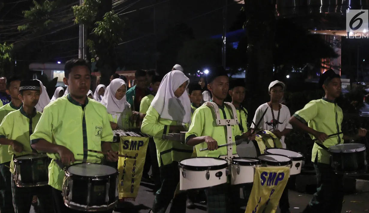 Marching band saat pawai obor di kawasan Mampang Prapatan, Jakarta, Sabtu (12/5). Pawai obor berkeliling dari Pejatan sampai Warung Buncit menyambut Ramadan 1439 H. (Liputan6.com/Herman Zakharia)