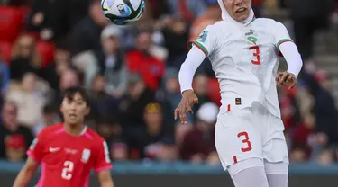 Bek Timnas Maroko, Nouhaila Benzina menyundul bola saat laga kedua Grup H Piala Dunia Wanita 2023 di Hindmarsh Stadium, Adelaide, Minggu (30/7/2023). (AP Photo/James Elsby)