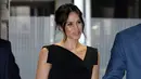 Gaya berbusana Meghan Markle saat menghadiri Commonwealth Heads of Government Meeting di London (19/4). Meghan Markle terlihat mengenakan busana serba hitam dan menenteng tas kecil dari merk fashion terkenal. (Chris Jackson/Pool Photo via AP)