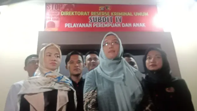 Kuasa hukum istri dosen, LH, yang dipaksa berhubungan badan dengan pria lain oleh suaminya memberi keterangan kepada wartawan di Gorontalo. (Foto: Liputan6.Arfandi Ibrahim)