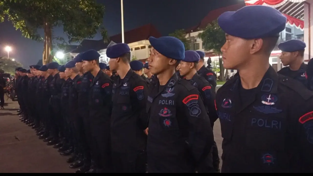 Pertokoan dan sekolah dihimbau polisi untuk waspada saat unjuk rasa di kawasan Alun Alun Pati. (Liputan6.com/Arief Pramono)