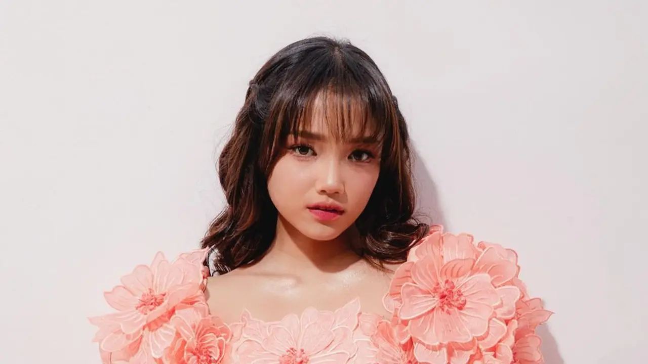 Tak Sengaja Kembaran, Adu Gaya Aaliyah Massaid dan Fuji Utami yang Kenakan Outfit Beraksen Bunga Barengan
