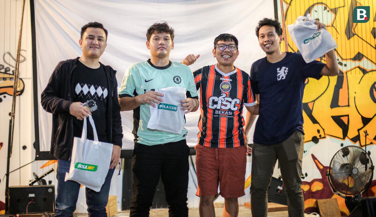 <p>Sejumlah pengunjung mendapatkan hadiah goodie bag setelah berhasil menjawab kuis saat Roaring Night Liga Inggris antara Chelsea melawan Manchester United yang berlangsung di Clay Coffee, Jatinegara, Jakarta Timur, Jumat (05/04/2024) dini hari WIB. (Bola.com/Bagaskara Lazuardi)</p>