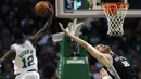 Pebasket Boston Celtics, Terry Rozier, berusaha memasukan bola saat melawan San Antonio Spurs pada laga NBA di TD Garden, Boston, Senin (30/10/2017). Celtics menang 108-94 atas Spurs. (AP/Michael Dwyer)