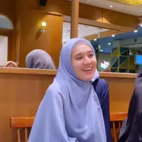 Dhini Aminarti Konsisten Kenakan Kerudung Panjang. [@dhiniaminarti]