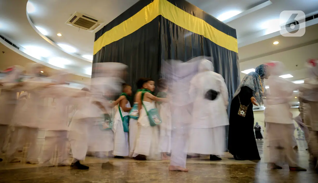 Murid TK mengikuti edukasi manasik haji anak di Masjid At-Tin, Jakarta, Selasa (28/2/2023). Manasik haji yang diikuti puluhan murid TK se-Kecamatan Pasar Rebo tersebut dalam rangka mengenalkan rukun Islam kelima yakni ibadah haji serta tata cara melaksanakannya kepada anak sejak usia dini. (Liputan6.com/Faizal Fanani)