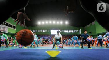 Siswa siswi Madrasah berlatih teknik dasar bola basket di GOR Bulungan Jakarta, Selasa (31/05/2022). Kementerian Agama (Kemenag) bekerja sama dengan National Basketball Association (NBA) menyelenggarakan workshop Jr. NBA Coaches Academy tatap muka pertama sejak tahun 2020. (Liputan6.com/Fery Pradolo)