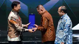 Menteri Pertahanan RI, Ryamizard Ryacudu menerima anugerah khusus dalam acara Penganugerahan Predikat Kepatuhan 2018 di Jakarta, Senin (12/10). Ombudsman RI memberikan Predikat Kepatuhan kepada 97 instansi pemerintah. (Liputan6.com/Pool/Kemenhan)
