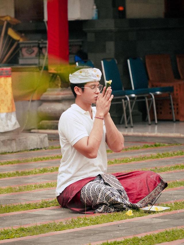Antonio Blanco Jr rayakan Hari Galungan 2023 di Pura Dharma Sidhi, Ciledug (foto: instagram antonioblancojr)