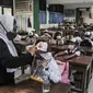 Guru membimbing murid kelas 1 saat Masa Pengenalan Lingkungan Sekolah (MPLS) di Sekolah Dasar (SD) Negeri Jati 06 Pagi, Pulogadung, Jakarta Timur, Senin (11/7/2022). PTM 100 persen tetap disiplin menerapkan protokol kesehatan guna mencegah penyebaran Covid-19 di lingkungan sekolah. (merdeka.com/Iqbal S. Nugroho)