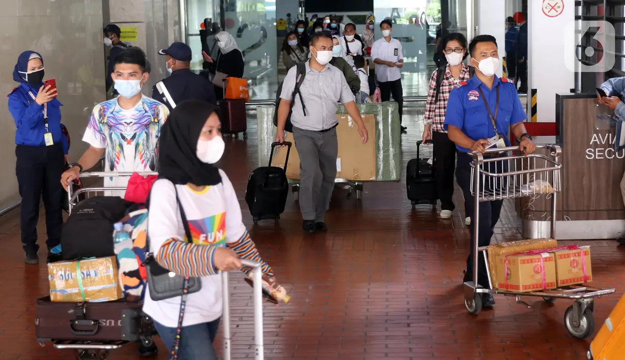 Sejumlah penumpang pesawat berjalan keluar dari Terminal 2 Bandara Soekarno Hatta, Tangerang, Banten, Selasa (18/5/2021). Berdasarkan data pengelola Bandara Soekarno Hatta pada hari pertama pascalarangan mudik, tercatat ada 651 pergerakan pesawat baik datang maupun pergi. (Liputan6.com/Angga Yuniar)