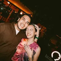 Untuk makeup, ia tampil flawless dengan lipstik merah yang on point dan sedikit eyeliner pada riasan matanya. [@nabilasudiro]