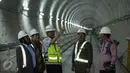 Anggota Komisi V DPR meninjau proyek pembangunan Mass Rapid Transit tahap 1 Koridor di Bunderan HI, Jakarta (6/4). Dalam tinjauan tersebut, para anggota komisi V DPR melihat progres pembangunan stasiun MRT. (Liputan6.com/Faizal Fanani)