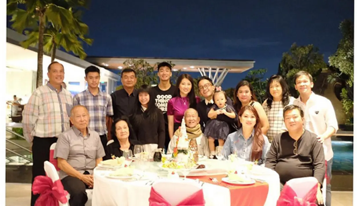 Banyak momen yang dilewati Ruben Onsu bersama sang ayah, Johanes Abraham Onsu. Salah satunya adalah perayaan Natal tahun 2016 lalu, yang menjadi Natal terakhir yang dirayakan bersama sang ayah. (Instagram/Jordionsu)